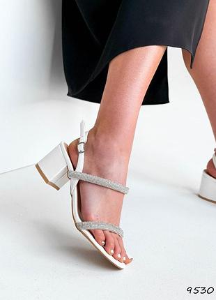 Босоножки белые