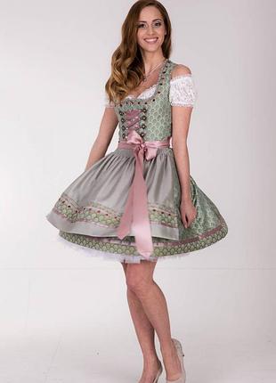 Традиційне баварське плаття на октоберфест