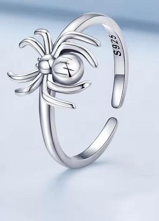 Серебряное кольцо-паучок, размер регулируется.