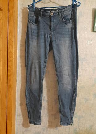 Джинсы стрейчевые  зауженные по бокам внизу на штанинах змейки р 50