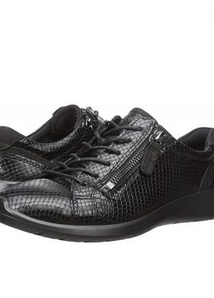 Жіночі кросівки ecco soft 5 чорного кольору зі зміїним принтом на блискавці збоку