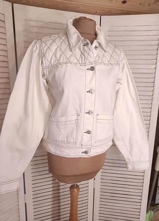 Белая джинсовая куртка