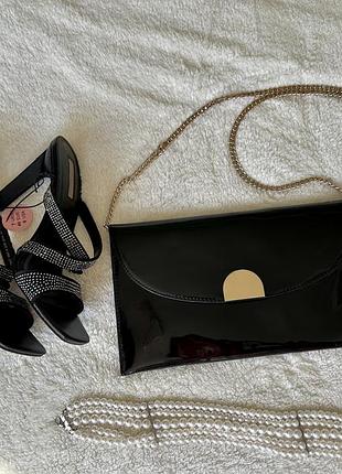 Чорний лаковий клатч на свято
