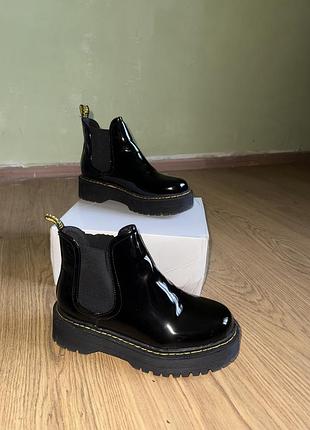 Лакові демісезоні чоботи під dr martens на високій гумовій підошві