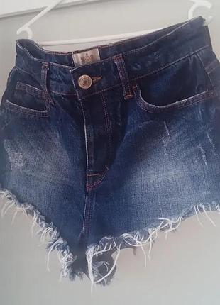 Короткие синие джинсовые шорты