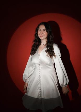 Бежева сукня міді з королівського атласу