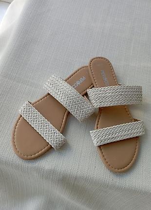Женские летние шлепанцы, белые с двумя полосками. хорошо держат ногу