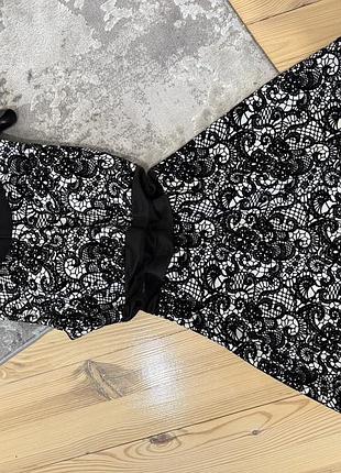 Сукня приталена з принтом з вставленими чашками