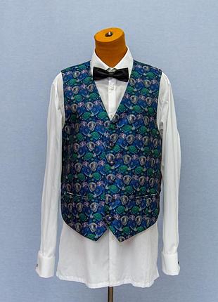 Гобеленовая жилетка с голографическим эффектом к вечернему образу
📍размер l