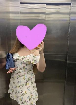 Літній бежевий короткий сарафан плаття в квітковий принт на тонких бретелях