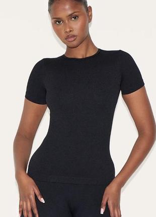 Чорна подовжена футболка в рубчик в стилі skims, скімс, prettylittlething, s