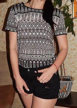 Футболка в орнамент черно/белая