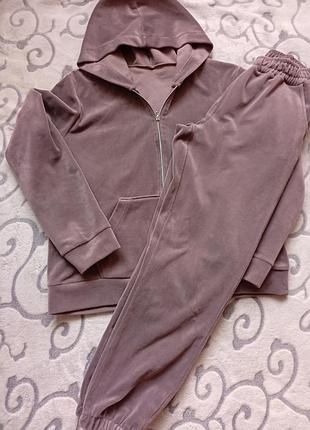 Спортивний жіночний костюм