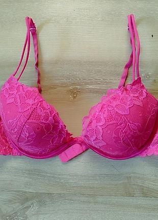 Розовый бюстгальтер