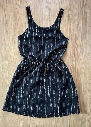 Літнє плаття з відкритою спиною