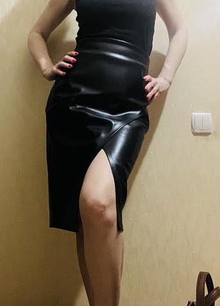 Гарна,класична спідниця з мʼякої екошкіри. стан-ідеальний,одягнена 1 раз(більше не було нагоди)