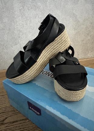 Нові босоніжки на танкетці від pull&bear