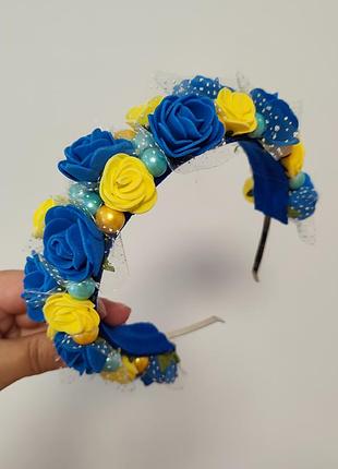 Венок, обруч на голову в патриотическом цвете.