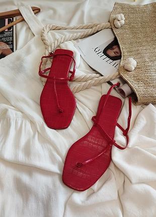 Стильные красные босоножки h&m.
