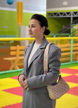 Стильний піджак оверсайз сірого кольору, на підкладці з плічками. з рожевими гудзиками та кишенями