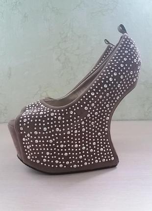 Шикарные туфли декорированы камнями