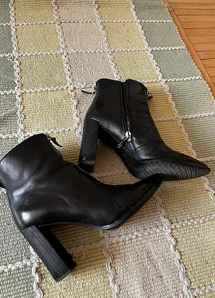 Жіночі шкіряні черевики 35 розмір respect з імітацією замків спереду та ззаду, розстібаються збоку