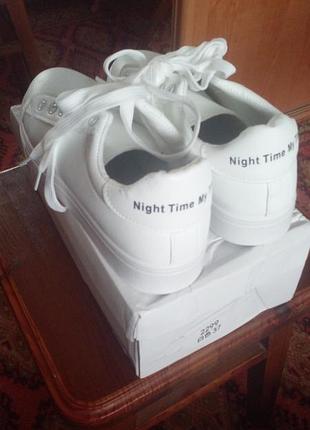 Кроссовки женские новые " кожа" 36р-р. 500грн.