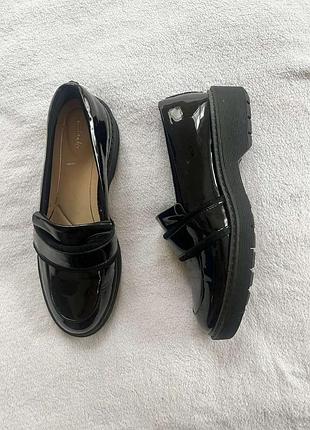 Туфлі шкіряні лаковані фірми clarks 37 розміру по устілці 23 см.