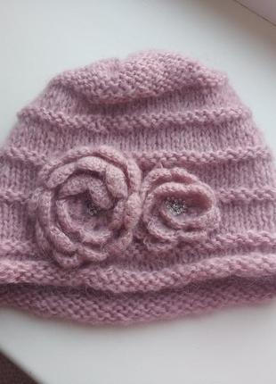 В'язана шапка з квітами