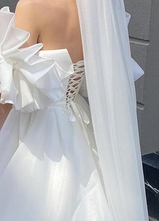 Дуже красива весільна сукня
