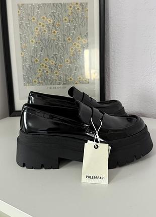 Трендові лаковані туфлі лофери на платформі pull&bear