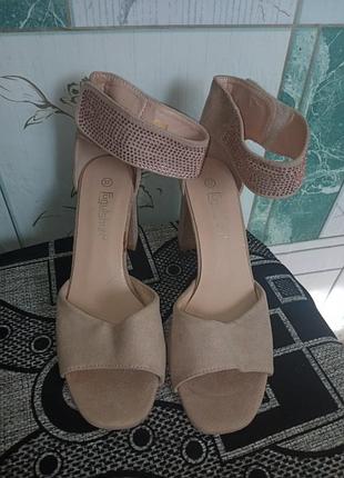Босоножки квадратный каблук