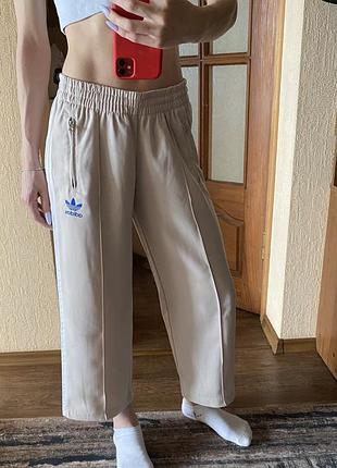 Вкорочені бежеві штани кюлоти adidas originals з лампасами