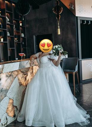 Продаю весільну сукню білого кольору.