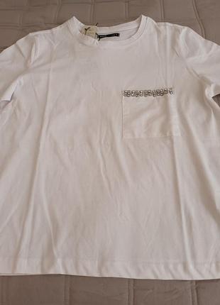 Нова жіноча блуза теніска білого кольору з оздобленням на кишені.