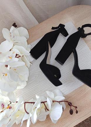 Ці чорні босоніжки – ідеальний варіант для вечірки, побачення чи навіть важливої ділової зустрічі.