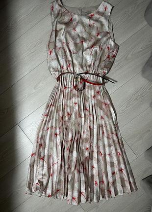 Плаття із плісерованою спідницею. разом із ремнем