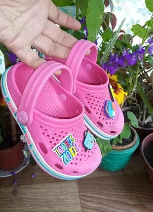 Шлепанцы по типу кроксов с патчами, размер 26-27