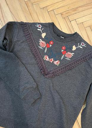 Сіра кофта з вишитим комірцем