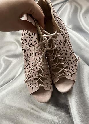 Туфлі перфоровані на шпильці і шнурівці р 37