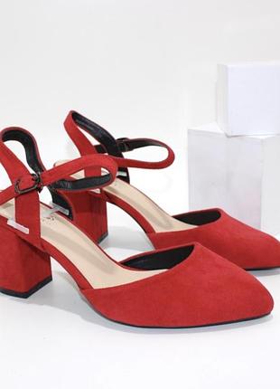 Червоні ефектні босоніжки на товстому підборі із закритим носиком