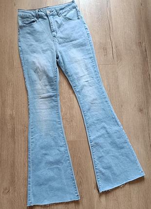 Джинсы клеш/расклешенные с необработанным низом