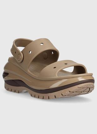 Крокси/сандалі на платформі crocs mega crush sandal