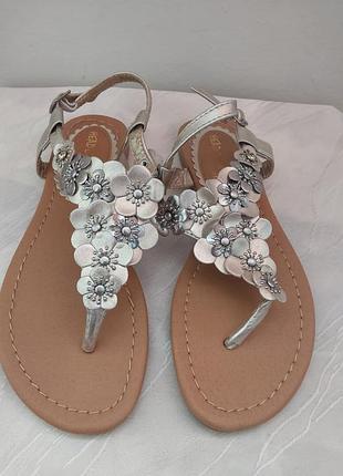 Симпатичные босоножки