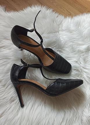 Классические черные туфли босоножки на каблуках