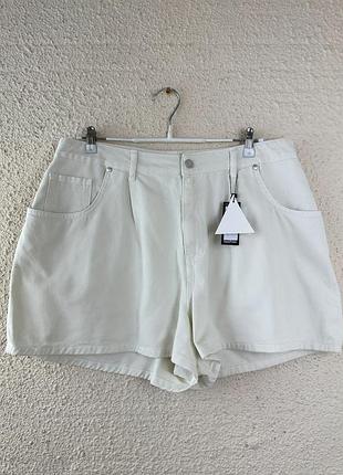 Молочные джинсовые шорты