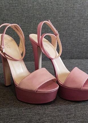 Босоніжки gucci пудра, устілка 25 см, 40 розмір, каблук 14 см, італія
