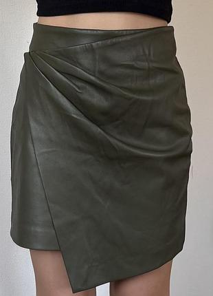 Асиметрична міні спідниця хакі, спідниця оливкового кольору кожзам