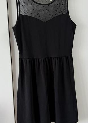 Чорна сукня з гарним декольте