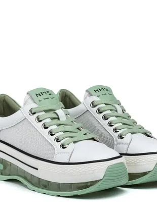 Женские кроссовки